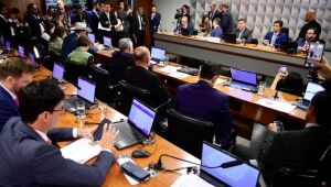 Parlamentares transformam sessões da CPI do INSS em palco para redes sociais com discursos e estratégias digitais.
