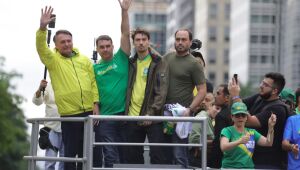Carlos e Flávio Bolsonaro criticam decisão de Alexandre de Moraes de manter prisão domiciliar do ex-presidente Jair Bolsonaro. Ministro citou risco de fuga e violação de medidas cautelares.