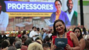 Professores terão cartão sem anuidade e acesso a crédito com juro reduzido via CNDB lançada por Lula.