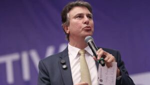 Ministro Camilo Santana cobra valorização dos professores e destaca novo plano de educação.