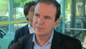 Eduardo Paes é vaiado por professores, anuncia reajuste e destaca ações em evento com Lula no Rio.