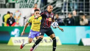 Jhon Jhon marcou o gol do Bragantino, mas o Palmeiras virou e goleou por 5 a 1 no Allianz Parque.