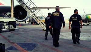 Polícia Federal cumpre mandados e prende suspeitos de envolvimento em esquema de tráfico internacional de drogas no Aeroporto de Guarulhos.