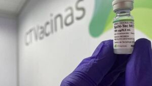 Desenvolvida pela UFMG, a SpiN-TEC é a primeira vacina 100% nacional contra a covid-19 e deve chegar ao SUS em 2026.