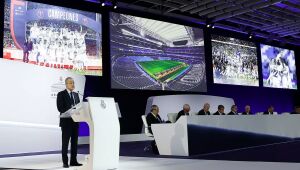 Presidente Florentino Pérez estuda mudar o estatuto do Real Madrid para permitir participação de investidores externos sem perder o controle do clube.