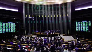Câmara aprovou urgência para projeto que criminaliza adulteração de bebidas; casos de intoxicação por metanol seguem em alta.