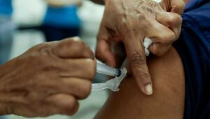 Campanha nacional de multivacinação terá foco em atualizar a caderneta de jovens até 15 anos.