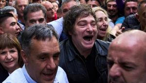 Javier Milei comemora vitória nas eleições legislativas argentinas; partido La Libertad Avanza conquistou 40,8% dos votos e ampliou base no Parlamento.