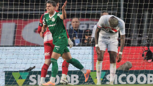 Palmeiras reagiu no segundo tempo e venceu o São Paulo por 3 a 2 no MorumBis, assumindo a liderança do Brasileirão