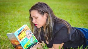 A escritora Cristiane de Oliveira Silva com o livro Histórias da Vovó Léla: Contos Pantaneiros, reeditado pelo Projeto Leia MS e distribuído às bibliotecas públicas de Mato Grosso do Sul.