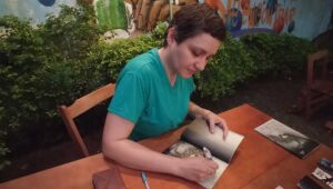 A poeta Diana Pilatti, autora de Cinzas e Palavras Diáfanas, comanda oficina sobre poesia minimalista durante a Semana da Poesia em Campo Grande.