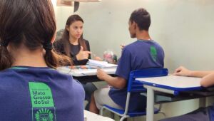 Jhennyfer Teixeira Koutchin, de 15 anos, recebe apoio especializado na Escola Maria de Lourdes Toledo Areias, em Campo Grande; programa da REE/MS garante inclusão e aprendizagem para mais de 5 mil estudantes.