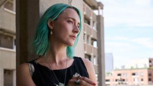 Saoirse Ronan em seu novo filme, 'De Volta ao Mar', disponível na HBO Max.