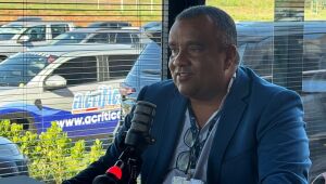 Prefeito Barrinha, de Corguinho, fala sobre os planos de desenvolvimento turístico do município durante entrevista no Congresso dos Municípios de MS.