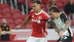 Partida entre Internacional e Corinthians válida pelo Campeonato Brasileiro.