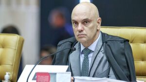 Moraes autoriza Bolsonaro a receber atendimento médico em casa após agravamento nas crises de soluço.