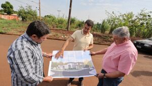 Prefeito Marçal Filho e secretários Márcio Figueiredo e Jorge de Lucia no local onde a obra será construída