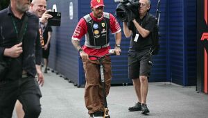 Lewis Hamilton tem apontado problemas para a Ferrari, mas tem dificuldade para que demandas sejam acolhidas