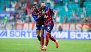 Willian José e Jean Lucas comemoram gol do Bahia sobre o Inter, na Fonte Nova, pelo Brasileirão