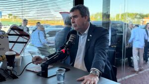 Eduardo Riedel concede entrevista ao Jornal A Crítica durante o congresso municipalista. Governador falou sobre cortes no custeio e prioridades da gestão.