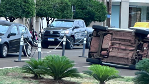 Acidente em frente ao shopping causou lentidão e chamou a atenção de quem passava pela região