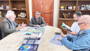 Prefeito de Porto Murtinho se reúne com representantes de Foz do Iguaçu para discutir a inclusão do Porto Seco no Plano Diretor Municipal. Encontro reforça papel estratégico da cidade no Corredor Bioceânico.