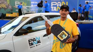 Com o carro ao fundo, Everthon posa com a chave simbólica do prêmio que vai mudar sua rotina. 