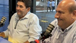 O prefeito de Inocência, Toninho da Cofapi (à esquerda), e o vice-prefeito Henrique César (à direita) durante entrevista sobre os investimentos em infraestrutura e desenvolvimento rural do município, realizada na abertura da 2ª Expogenética, em Campo Gran