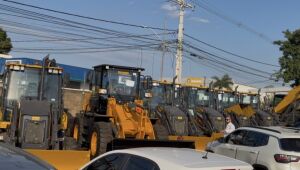 Durante entrevista em Campo Grande, o prefeito de Inocência, Toninho da Cofapi, detalha os avanços da gestão municipal e os novos investimentos em infraestrutura rural viabilizados com apoio do Governo Federal.