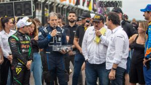 Médico Dino Altman é homenageado pelos 30 anos de dedicação à Stock Car e à segurança dos pilotos