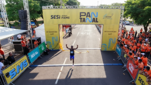 Os africanos Mark Kiptoo, de Uganda, e Desta Denise, da Etiópia, venceram a meia-maratona de 21 quilômetros. 