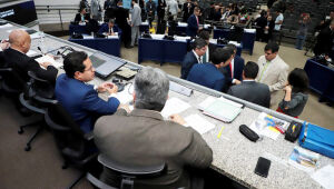 Vereadores de Campo Grande debatem adoção de abrigos de ônibus por associações e nomeação de praça em homenagem a morador, durante sessão desta quintafeira.