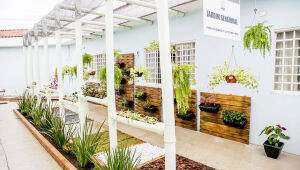 Espaço com plantas, texturas e sons promove acolhimento e desenvolvimento de crianças com autismo na APAE de Maracaju