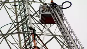 Bombeiros utilizam escada de 60 metros e 8 mil litros de água para conter incêndio em torre da Record, no bairro Vilas Boas, em Campo Grande
