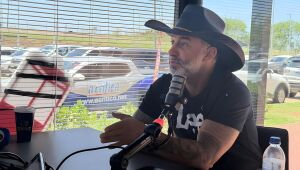 Prefeito Juliano Ferro participa de entrevista durante o Congresso dos Municípios, em Campo Grande