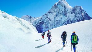 Grupo de escaladores na trilha do Monte Everest.