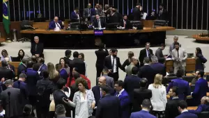 Câmara aprova urgência para votar projeto que proíbe cobrança por bagagem de mão em voos; medida reage a nova tarifa de companhias.