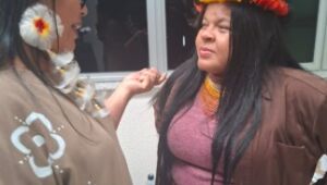 A ministra dos Povos Originários, Sônia Guajajara conversa com Maria Auxiliadora Bezerra