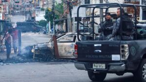 Cenário de guerra durante megaoperação da polícia no Complexo do Alemão, zona norte do Rio. 
