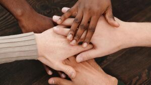 Protocolo Antirracista prevê treinamento, acolhimento e apoio jurídico em casos de injúria racial.