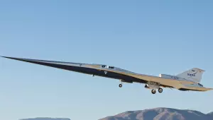 X-59, o avião supersônico da NASA, durante seu primeiro voo experimental sobre o deserto da Califórnia