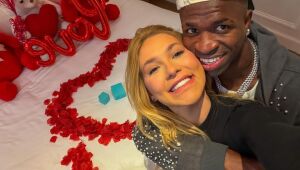 Horas após assumir namoro com Virginia Fonseca, publicidade de Vini Jr. foi ao ar; público acusou jogador de usar o romance para marketing.