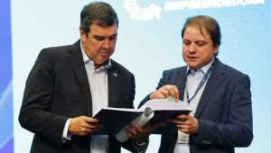 O governador Eduardo Riedel e o diretor-superintendente do Sebrae/MS, Cláudio Mendonça