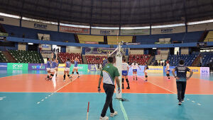 Alunas do Sesi de Campo Grande e Três Lagoas fazem jogo de abertura da Supercopa de Vôlei no ginásio Guanandizão.