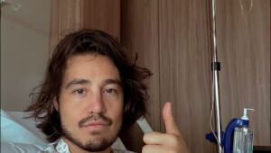Cantor Tiago Iorc revela que foi internado com hérnia de disco cervical e passará por tratamento 