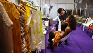 No EmpreendeFest, Camarim Criativo é um backstage aberto, onde o público acompanha em tempo real a preparação das modelos antes do fashion tour