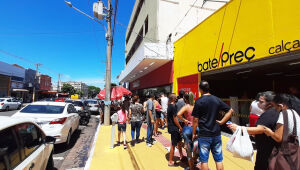 Comércio fecha no feriado de Finados em Campo Grande; somente supermercados funcionam no domingo.