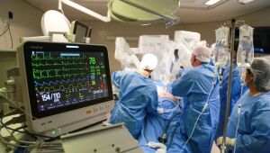 Hospital Cassems realiza cirurgia robótica de alta complexidade com presença de referência nacional em Campo Grande.