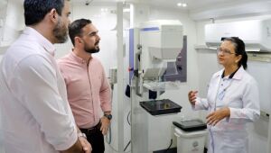 Com exames gratuitos, servidoras da Seilog e Agesul participam de ação do Outubro Rosa