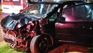 Carro destruído após colisão em avenida de condomínios de luxo, em Dourados